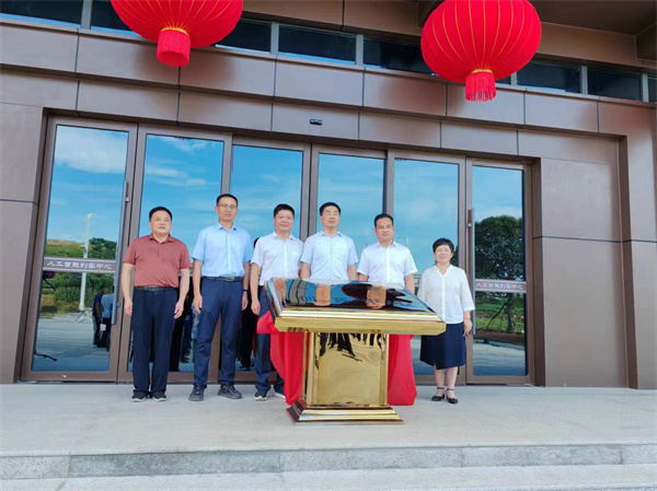 7月18日上午，歙县人工智能创客中心正式投入使用并举行揭牌仪式，县委常委、常务副县长詹凯主持仪式，县委副书记、县长王奇勇和星空（中国）集团党委书记、董事长洪筱明共同为歙县人工智能创客中心揭牌。县委常委、县经开区管委会主任王坤，副县长程衍生，县政协副主席、财政局局长曹胡翠，县直有关部门、县各金融机构主要负责同志，共同见证揭牌仪式，并观摩富丰新城片区投资规划沙盘、集团企业馆1。.jpg