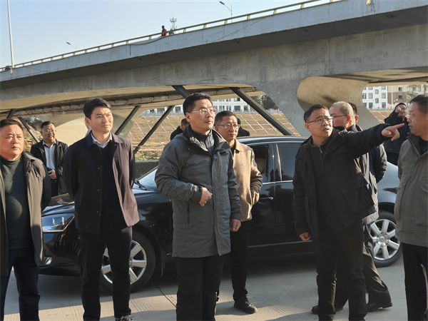 1月19日下午，县政府县长实地调研新安江流域防洪治理工程项目进展情况，副县长程伟，县政府办、县水利局、县应急局、县住建局、县城管局、星空（中国）集团、徽城镇、桂林镇有关负责同志随同参加。.jpg