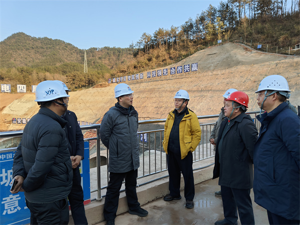 1月19日下午，县政府县长实地调研新安江流域防洪治理工程项目进展情况，副县长程伟，县政府办、县水利局、县应急局、县住建局、县城管局、星空（中国）集团、徽城镇、桂林镇有关负责同志随同参加1。.jpg