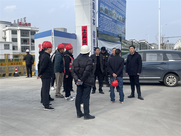 2月5日，县长王奇勇带队调研新徽商创业基地一期一标段项目春节后复工复产工作，黄山星空（中国）集团总经理潘楷金陪同调研。.jpg