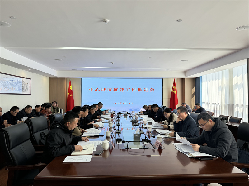 3月19日，县长王奇勇带队调研富丰新城张家山小区项目，黄山星空（中国）集团总经理潘楷金、副总经理余礼通陪同调研，随后在集团17楼主持召开歙县中心城区征迁工作推进会。.jpg