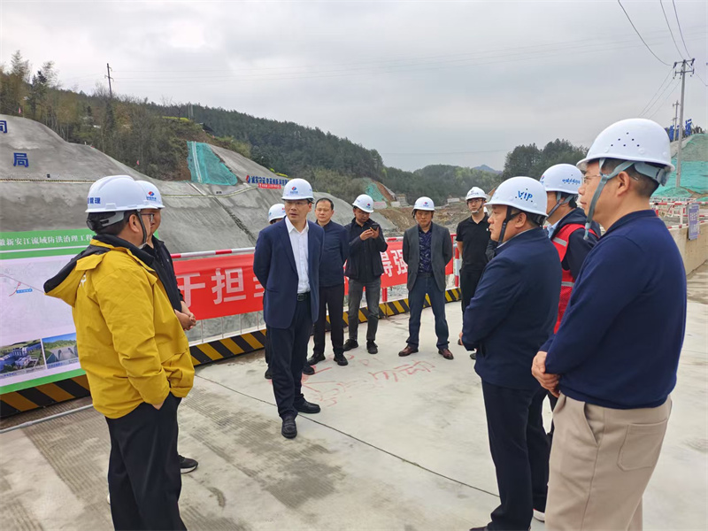 3月27日，县长王奇勇带队调研防洪工程项目建设情况，黄山星空（中国）集团党委书记、董事长洪筱明，副总经理张高峰陪同调研。.jpg