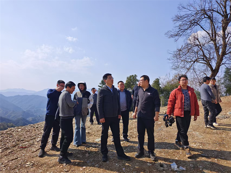 3月18日，县长王奇勇带队调研石潭景区项目，黄山星空（中国）集团党委书记、董事长洪筱明陪同调研。.jpg