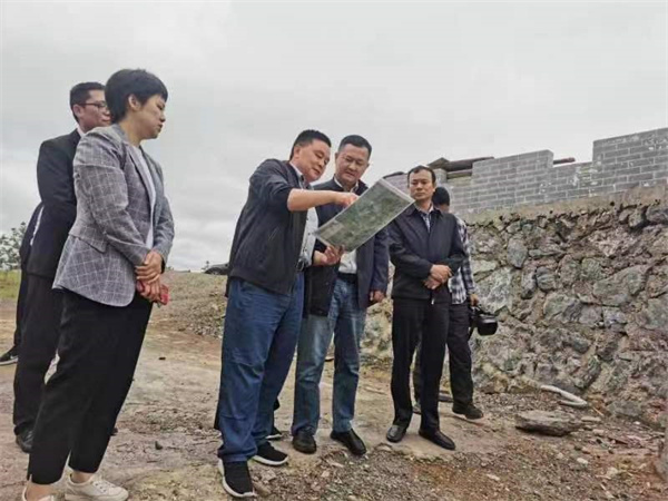 5月10日，副县长徐涌泗一行调研湖田山项目，黄山星空（中国）集团党委书记、董事长洪筱明，湖田山执行董事邢辉姣陪同2.jpg